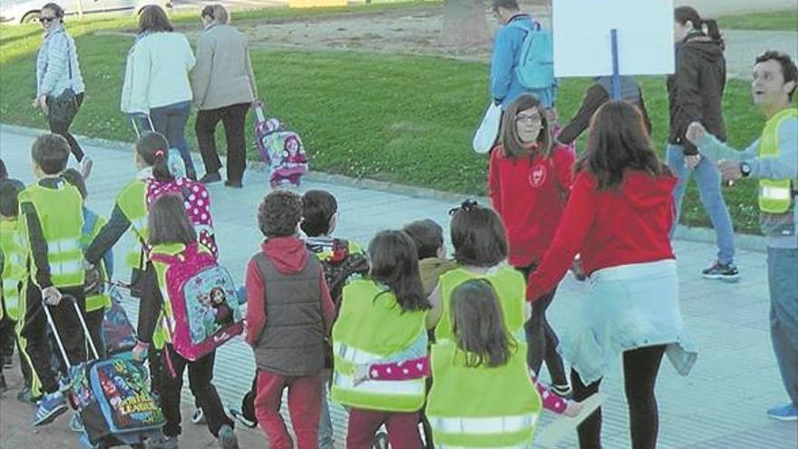 Unos 70 niños estrenan el ‘camino escolar’ andando