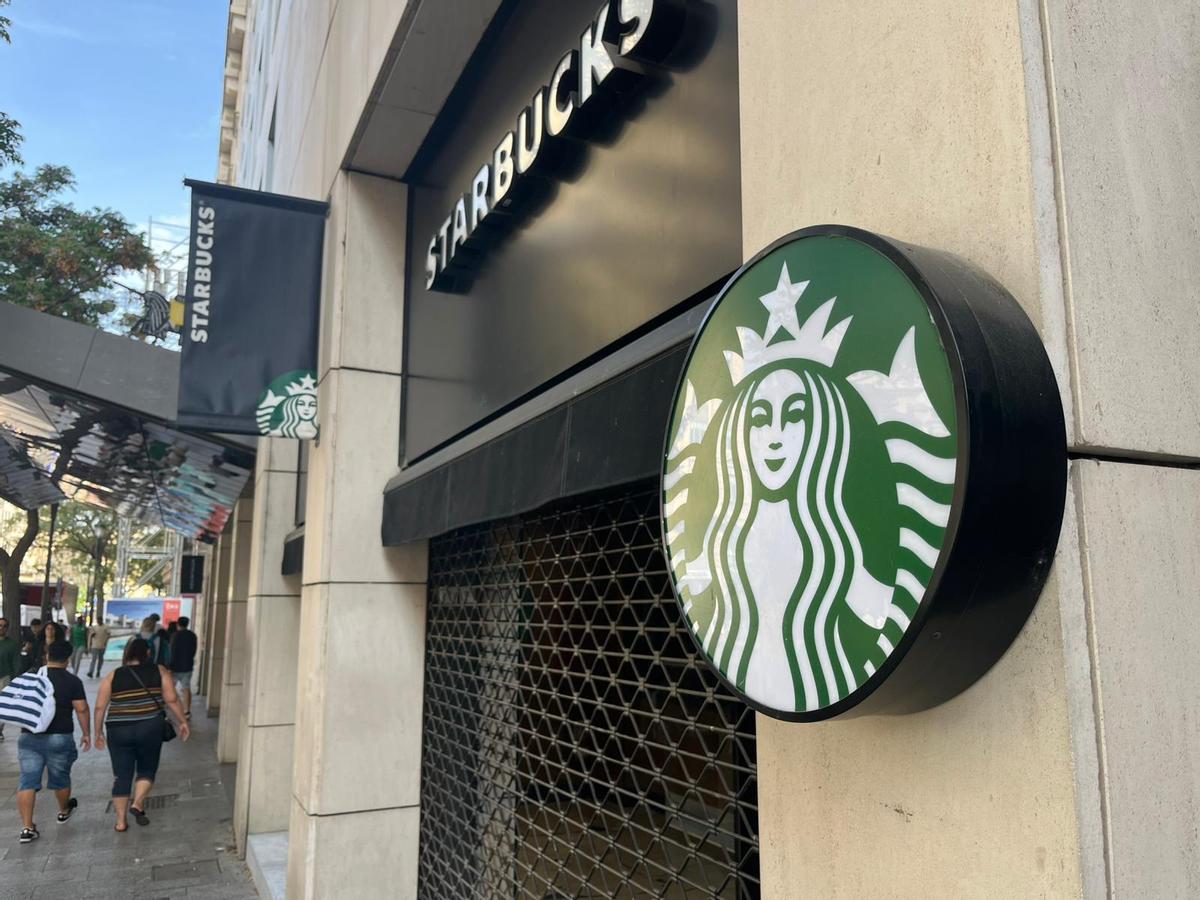 Entrada de un Starbucks en el centro de Zaragoza, cerrado por reformas