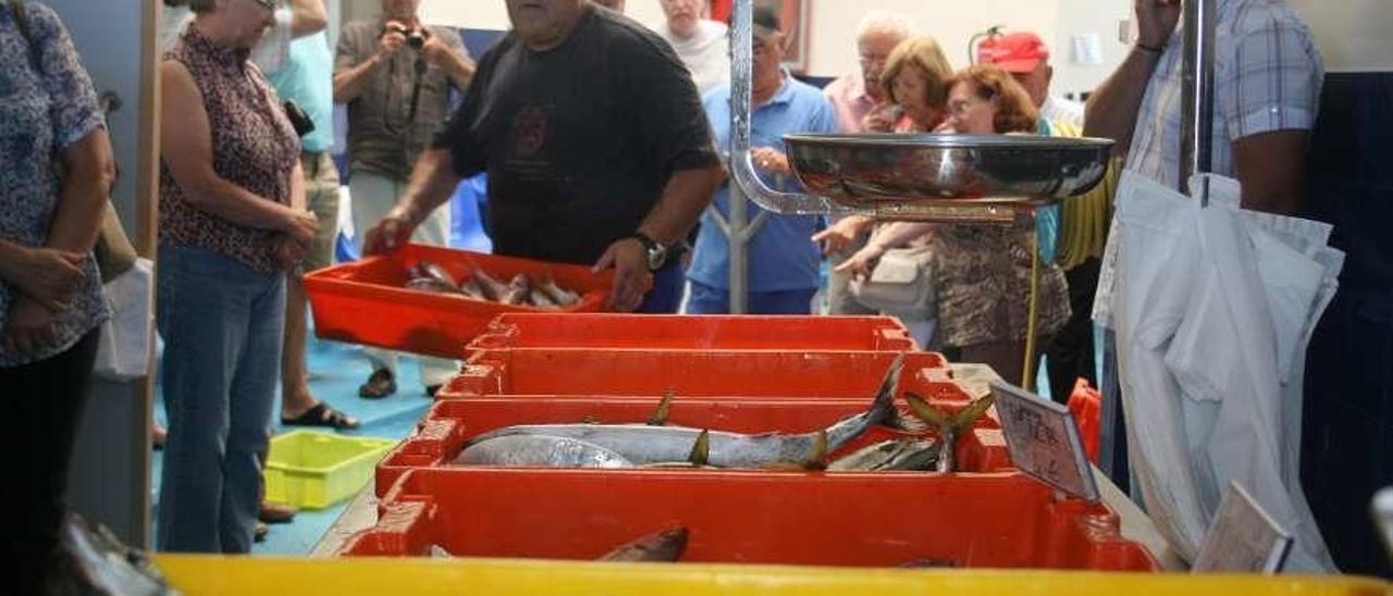 Venta de pescado en la rula de Candás.