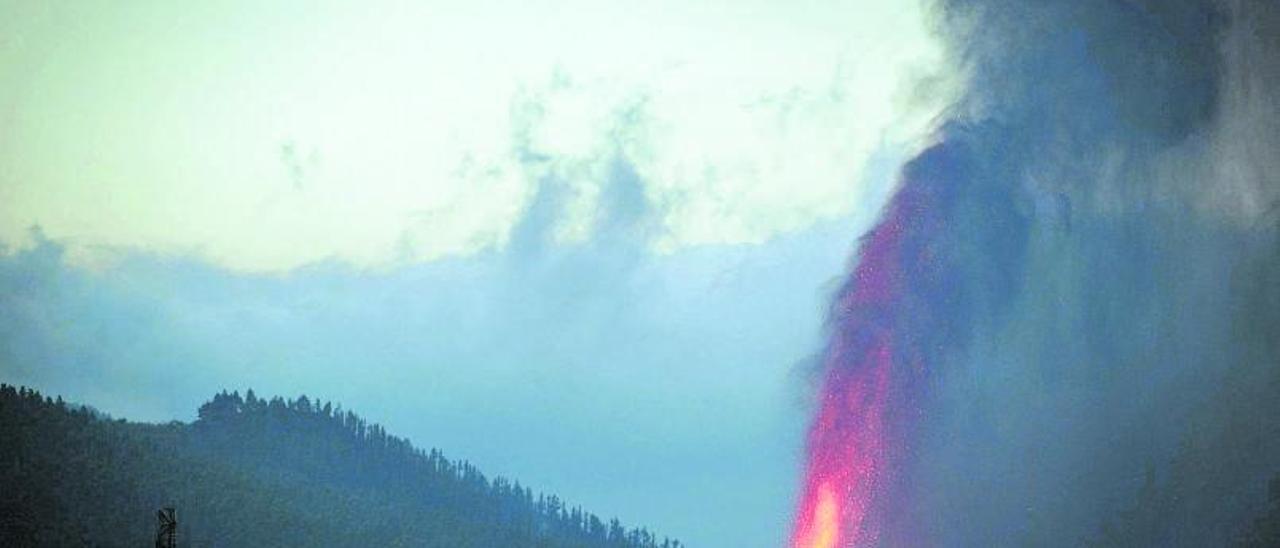 La boca principal del volcán de La Palma volvió a entrar anoche en erupción. | | ANDRÉS GUTIÉRREZ