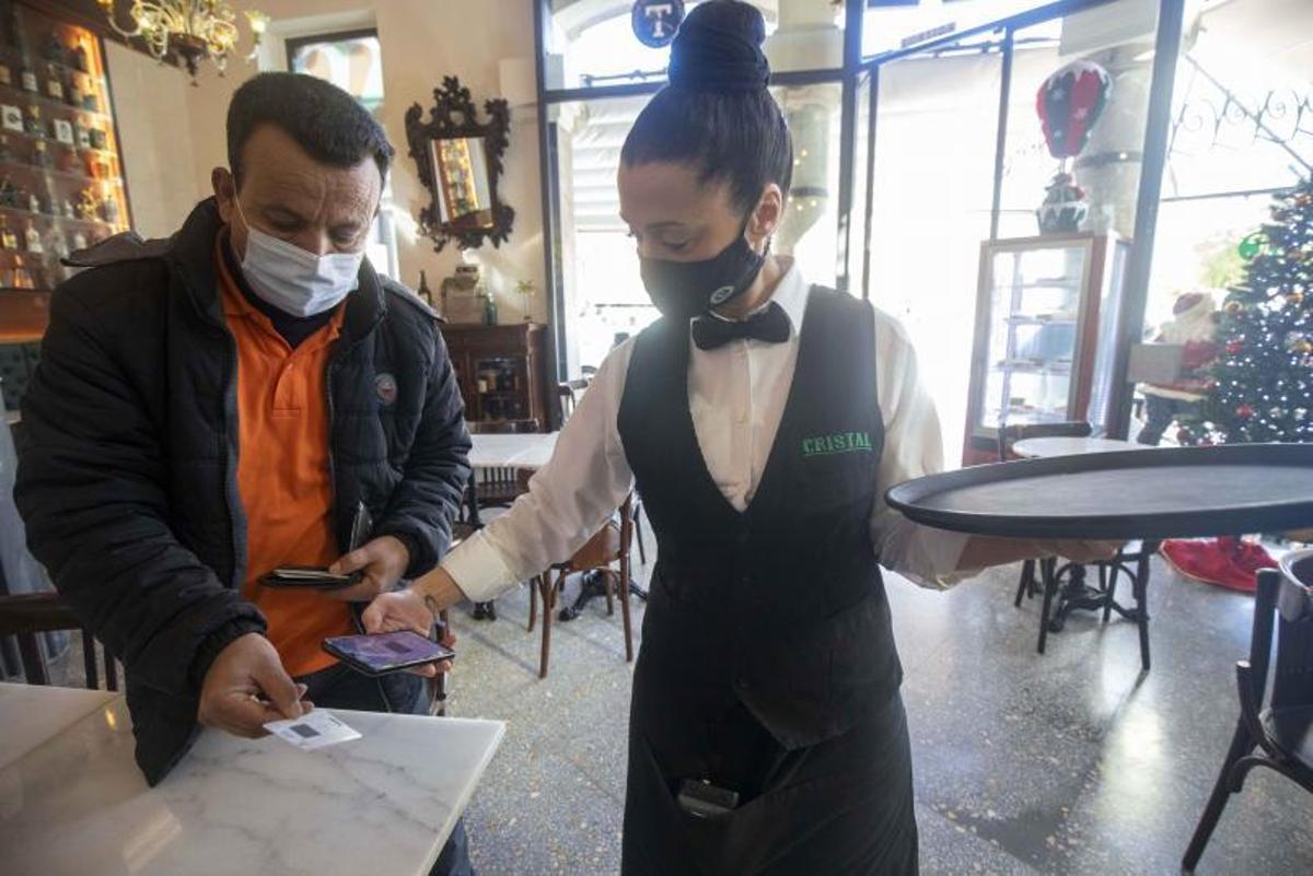La obligación de presentar el pasaporte covid para entrar en un bar desaparece mañana