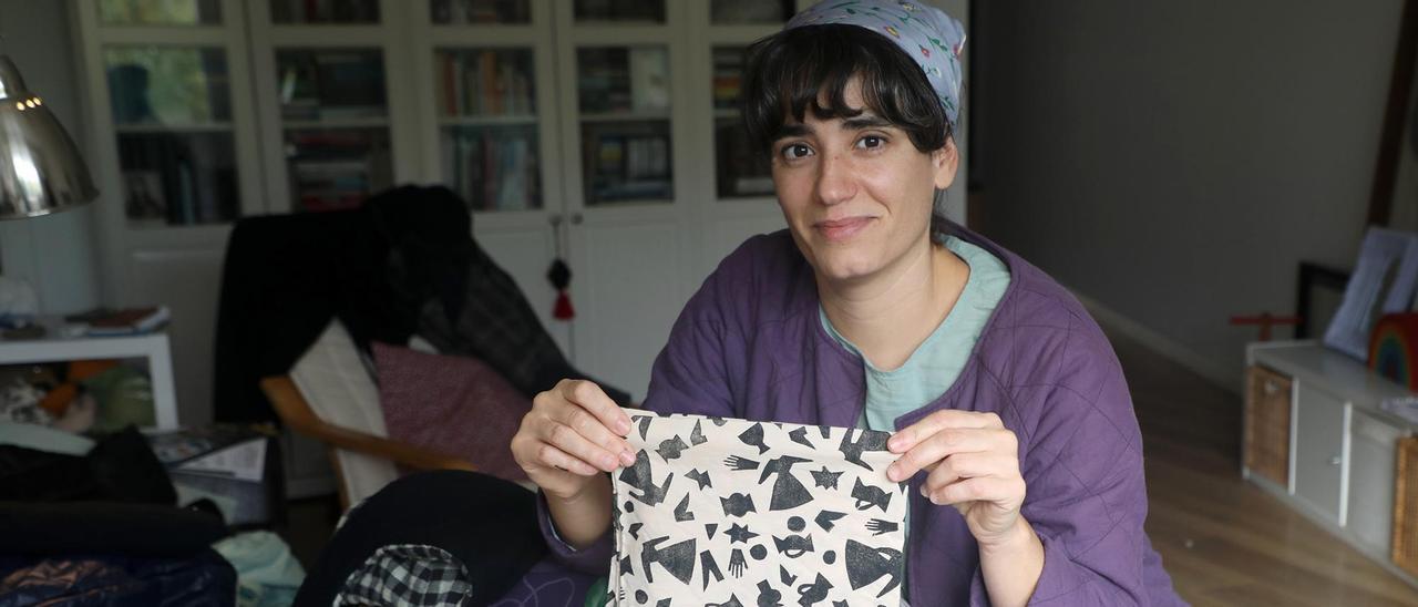 Xiana Cobo en su taller de Santiago, donde crea y diseña sus pañuelos de forma artesana, con los que ha conseguido llamar la atención de marcas de ropa, tiendas y particulares.