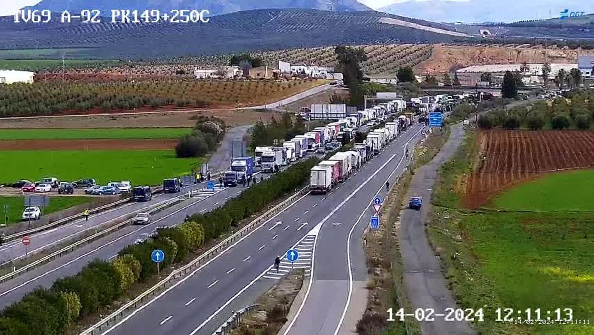 Retenciones en la A-92 a su paso por Antequera, este miércoles 14 de febrero.