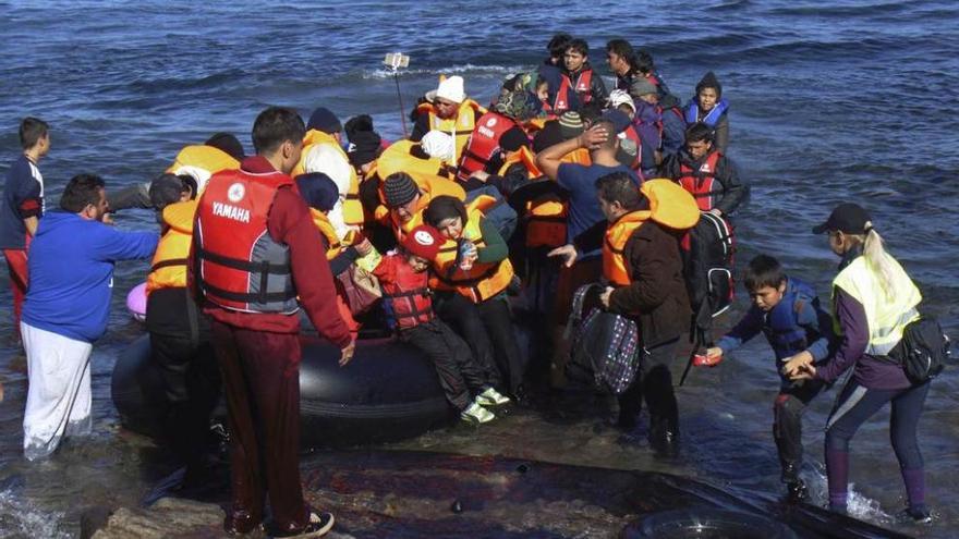 Un grupo de refugiados llega a Lesbos en un bote neumático.