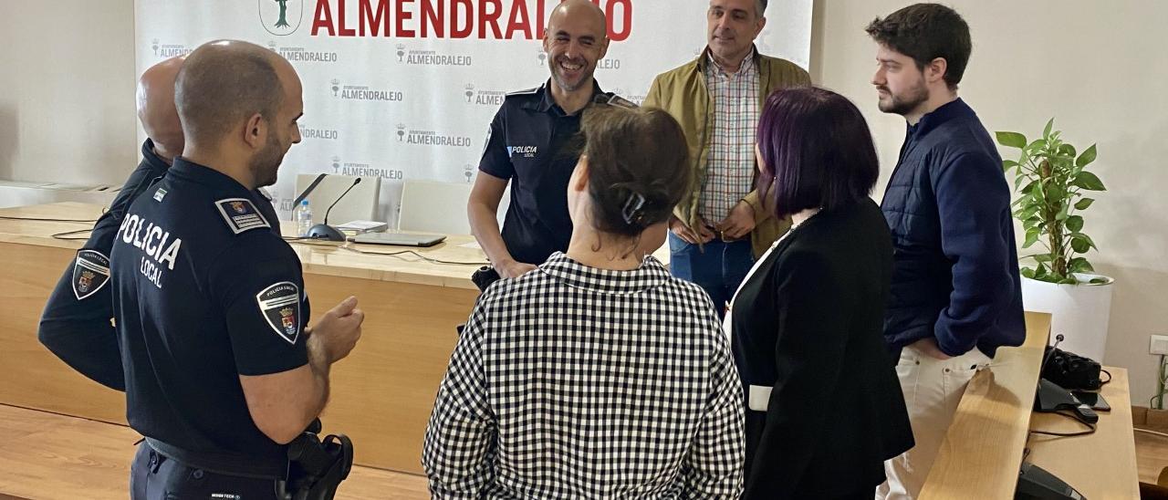 Agentes de policía local conversan con representantes del consistorio antes de anunciar la entrada al sistema Viogen.