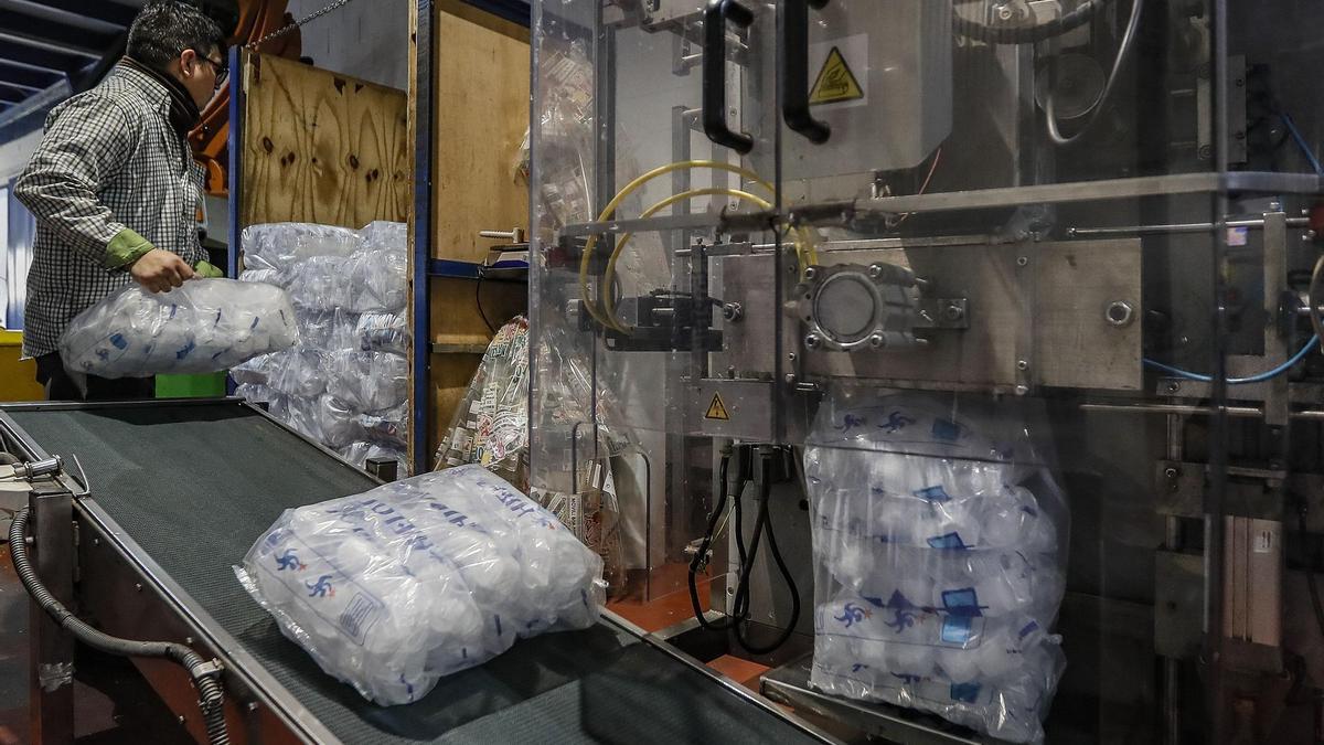 Venta de cubitos de hielo desde casa como en la fábrica 