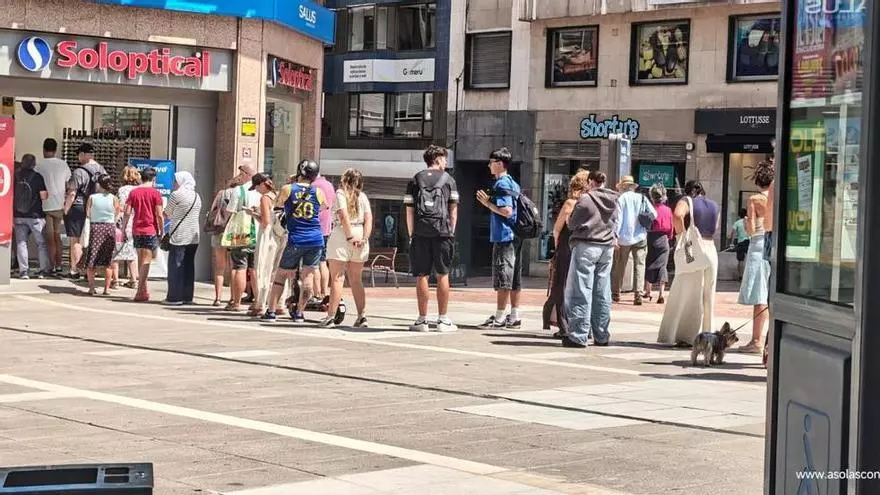 VÍDEO: Largas colas de última hora para conseguir gafas para ver el eclipse
