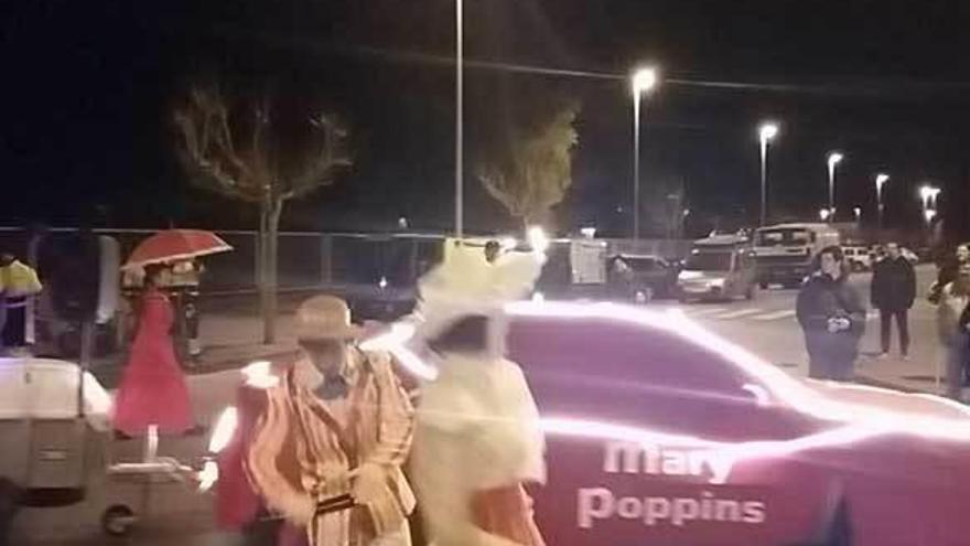 El coche con el logo de Mary Poppins durante la cabalgata de Piedras Blancas, el pasado 5 de enero.