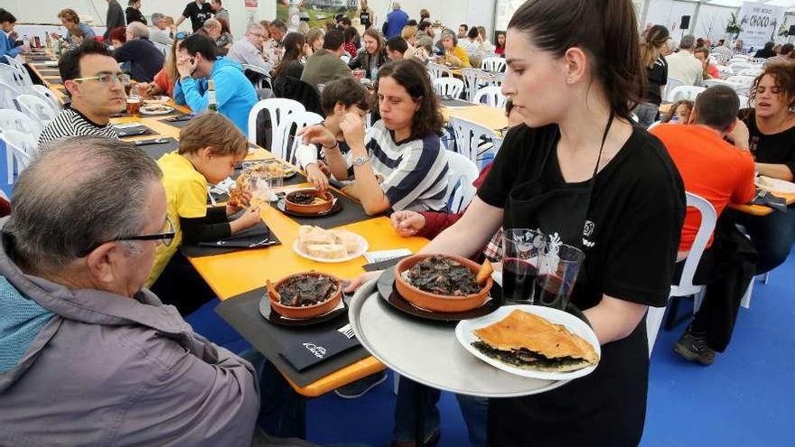 Una joven sirve varias raciones de choco, ayer, en Redondela. // Marta G. Brea