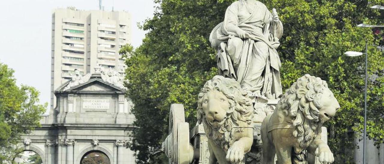 La Cibeles y la Puerta de 
Alcalá, dos emblemas de la 
capital de España. EFE