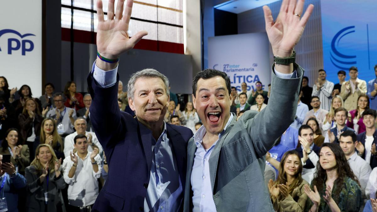 Feijóo descarta el "atajo" de la moción de censura con Junts y jalea al PP contra la "república bananera" de Sánchez
