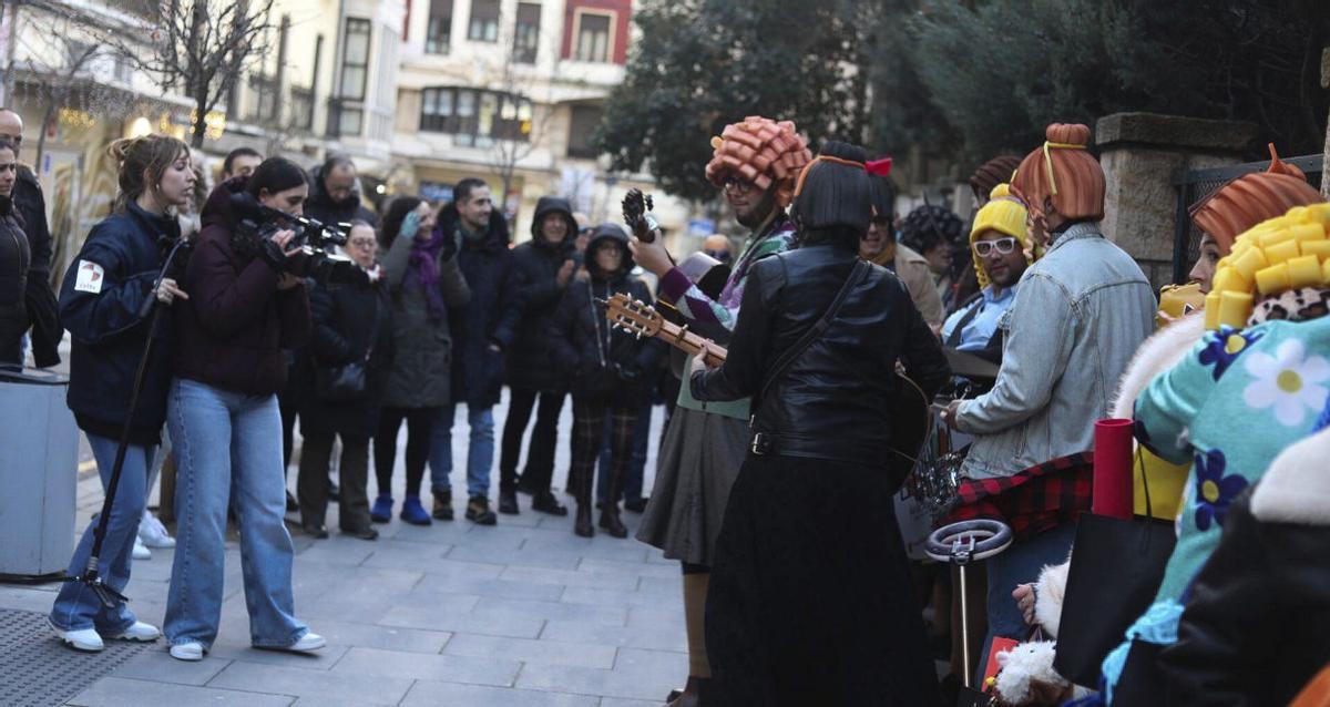 Arriba a la izquierda, Los Pobladores, a la derecha un grupo de calle. En el centro, una charanga y a la derecha, la carpa en la Plaza Mayor. | JOSÉ LUIS FERNÁNDEZ