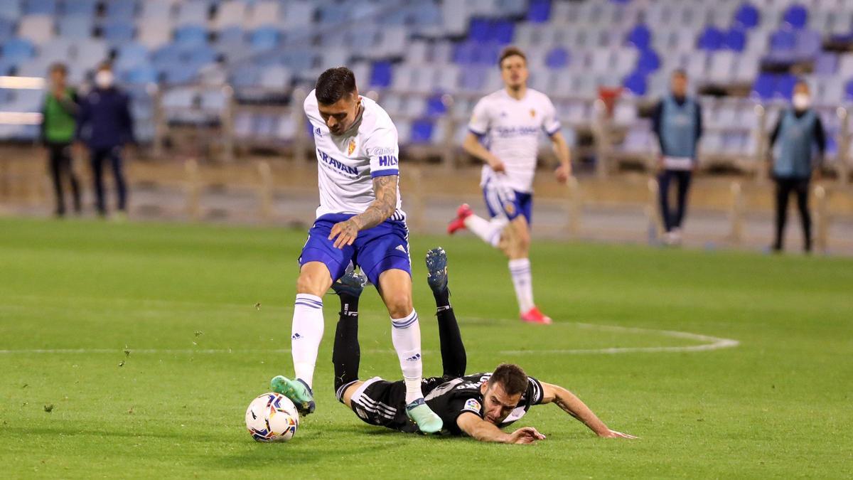 Narváez trata de marcharse de un rival en el partido ante el Cartagena.