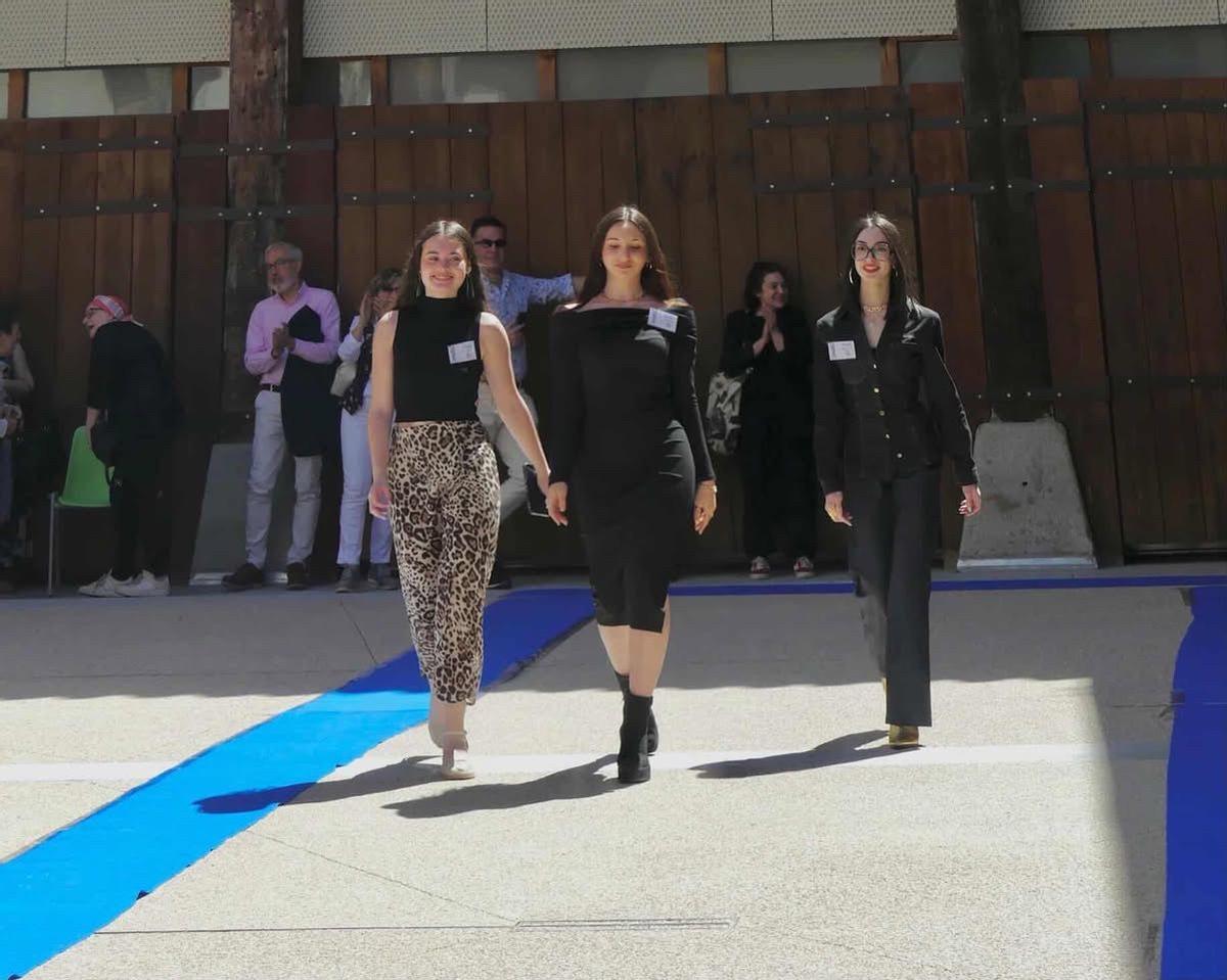 Marta, Sandra y Ainara en el desfile que organizaron el año pasado.