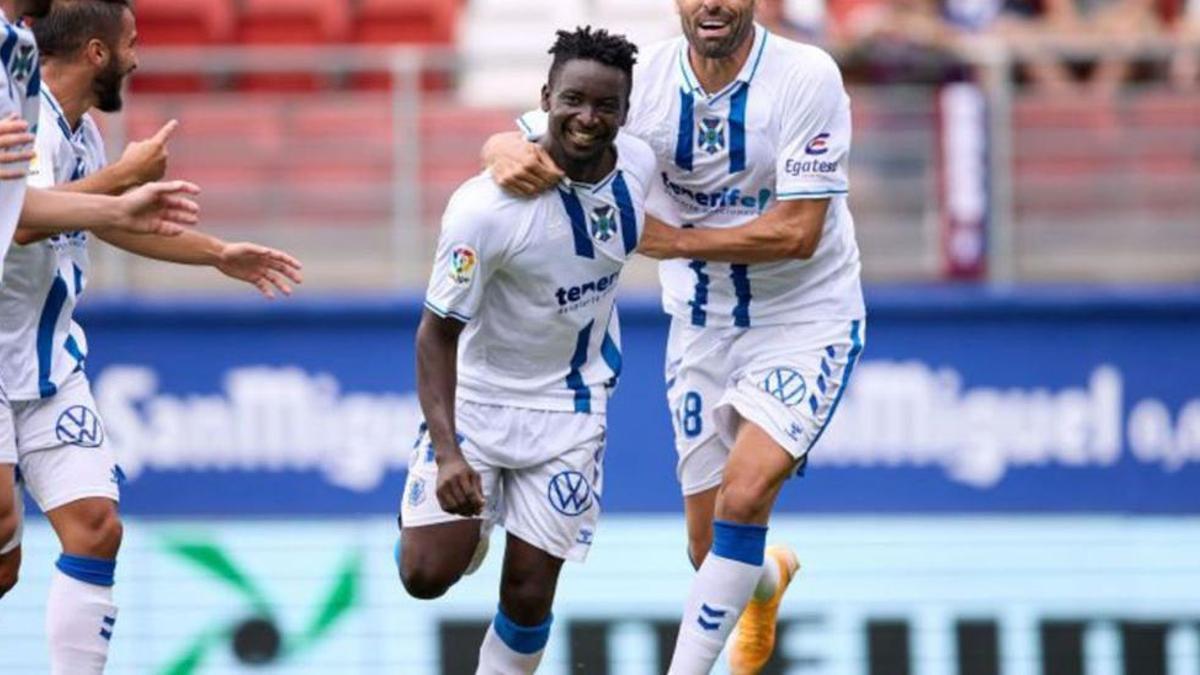 Dauda celebra un gol con el CD Tenerife.