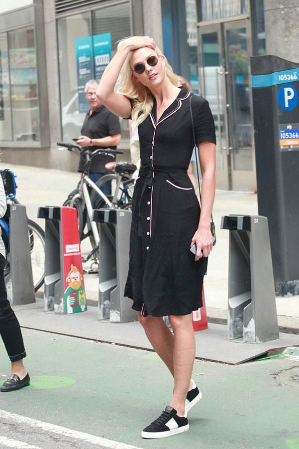 Karlie Kloss y su look con vestido y zapatillas en las pruebas de Victoria's Secret