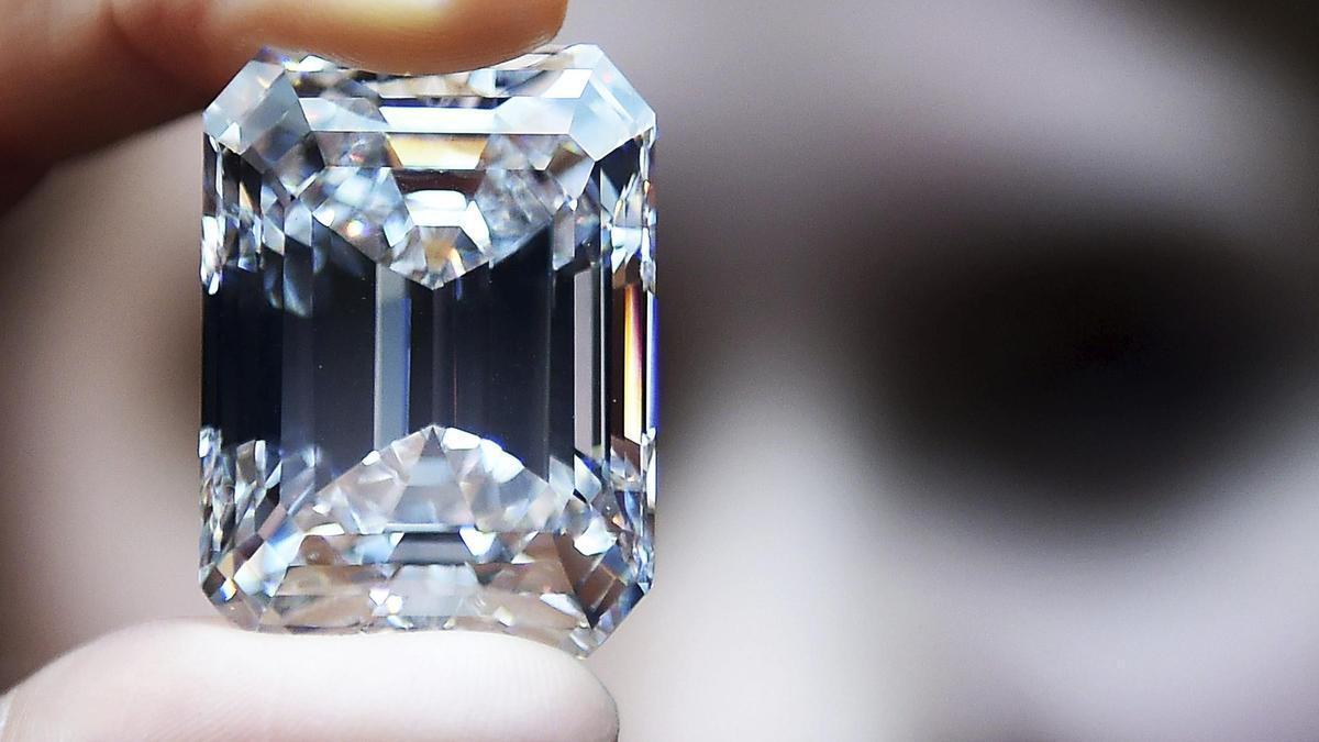 Subasta de un diamante perfecto de talla esmeralda, en Londres en 2015.