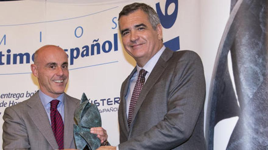 El presidente de Baleària, Adolfo Utor, recibe el premio.