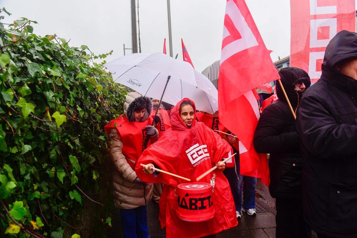 Manifestación de los trabajadores de Losán y Aserpal de Vilasantar a Curtis Manifestación de los trabajadores de Losán y Aserpal de Vilasantar a Curtis
