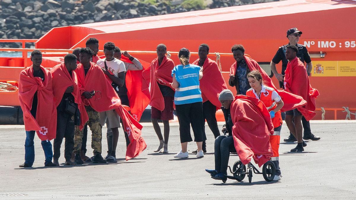 Salvamento Martínimo traslada a un grupo de migrantes a Canarias