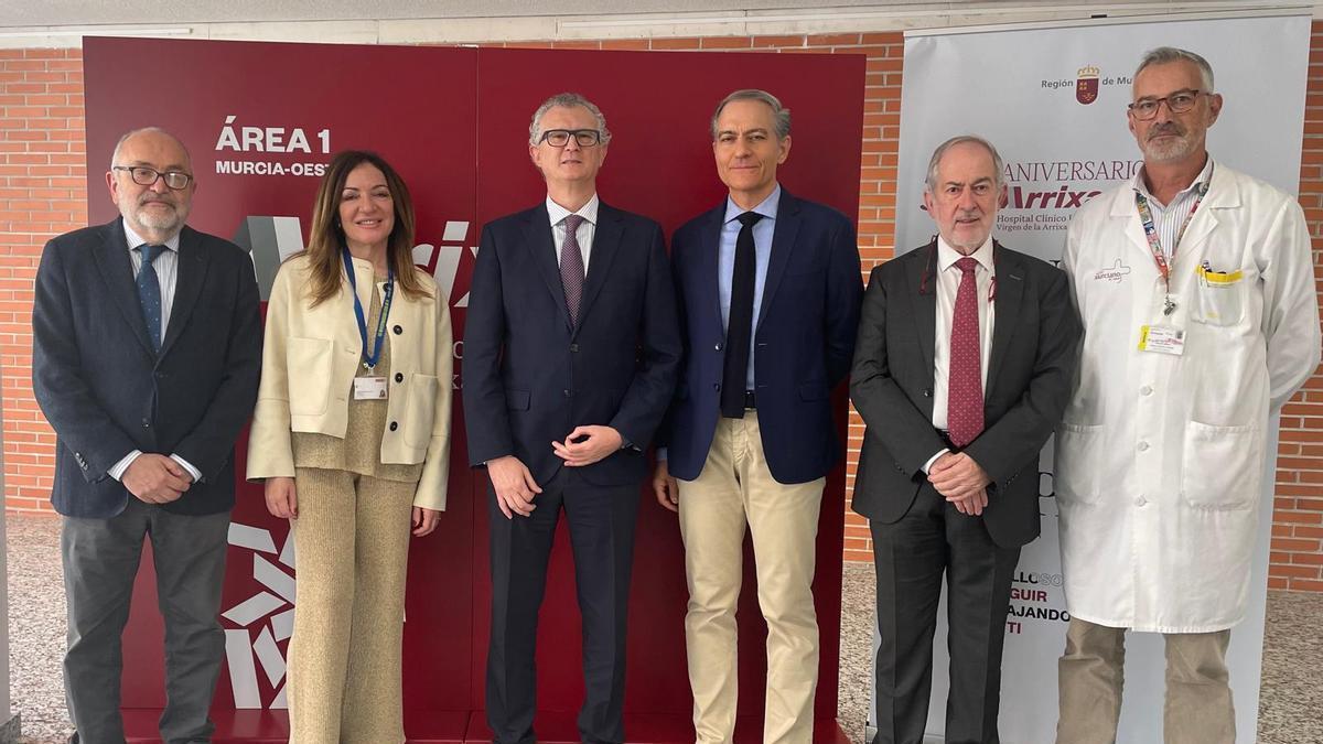 Manuel Segovia (2º drcha) durante la visita del responsable de la OMS.