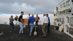 Entierro de uno de los migrantes fallecidos en el naufragio del sábado pasado en El Hierro