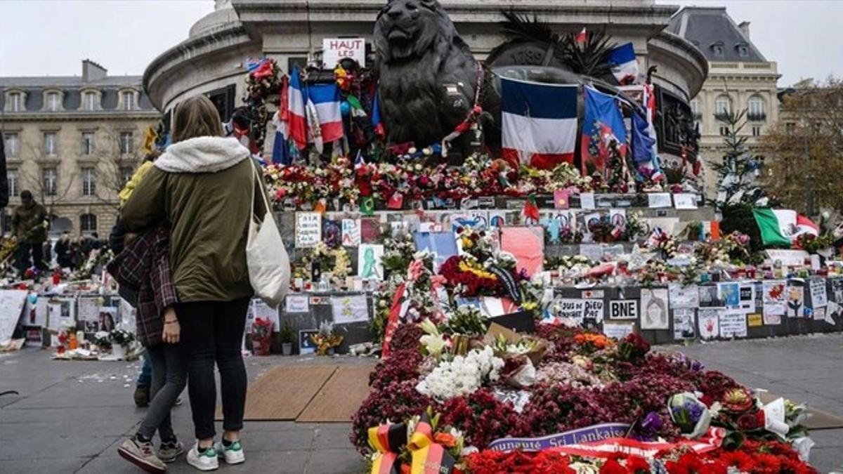 Ofrendas florales y mensajes en recuerdo de las víctimas de los atentados, en París.