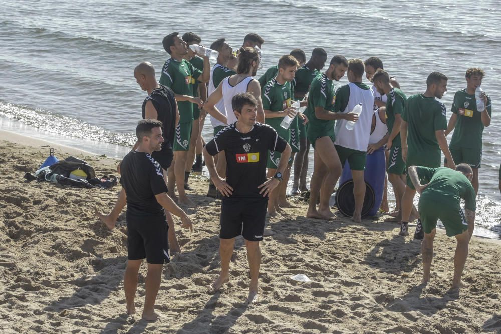 Entrenamiento del Elche CF en la playa de El Pinet