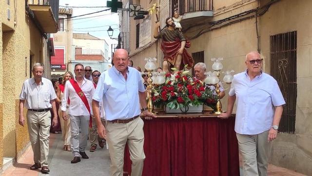 Los vecinos de Muel procesionaron tras el santo patrón de la parroquia.