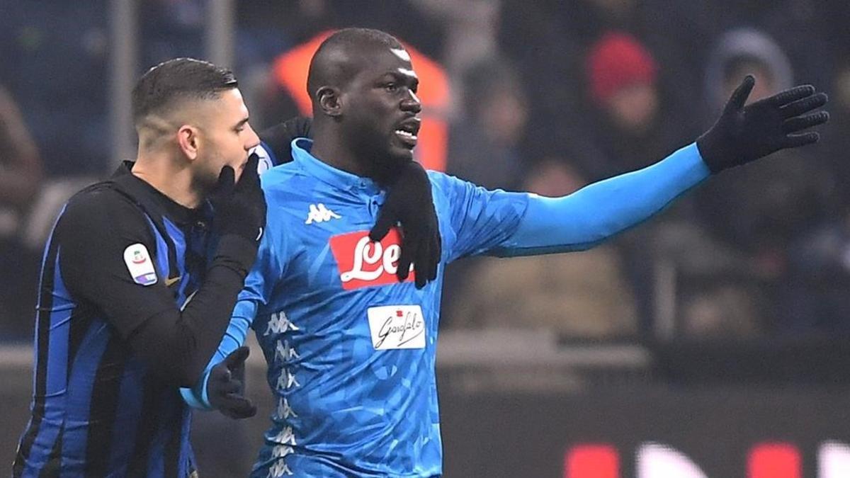 Kalidou Koulibaly se queja tristemente por su expulsión tras haber pasado todo el partido oyendo como le insultaban los hinchas del Inter.