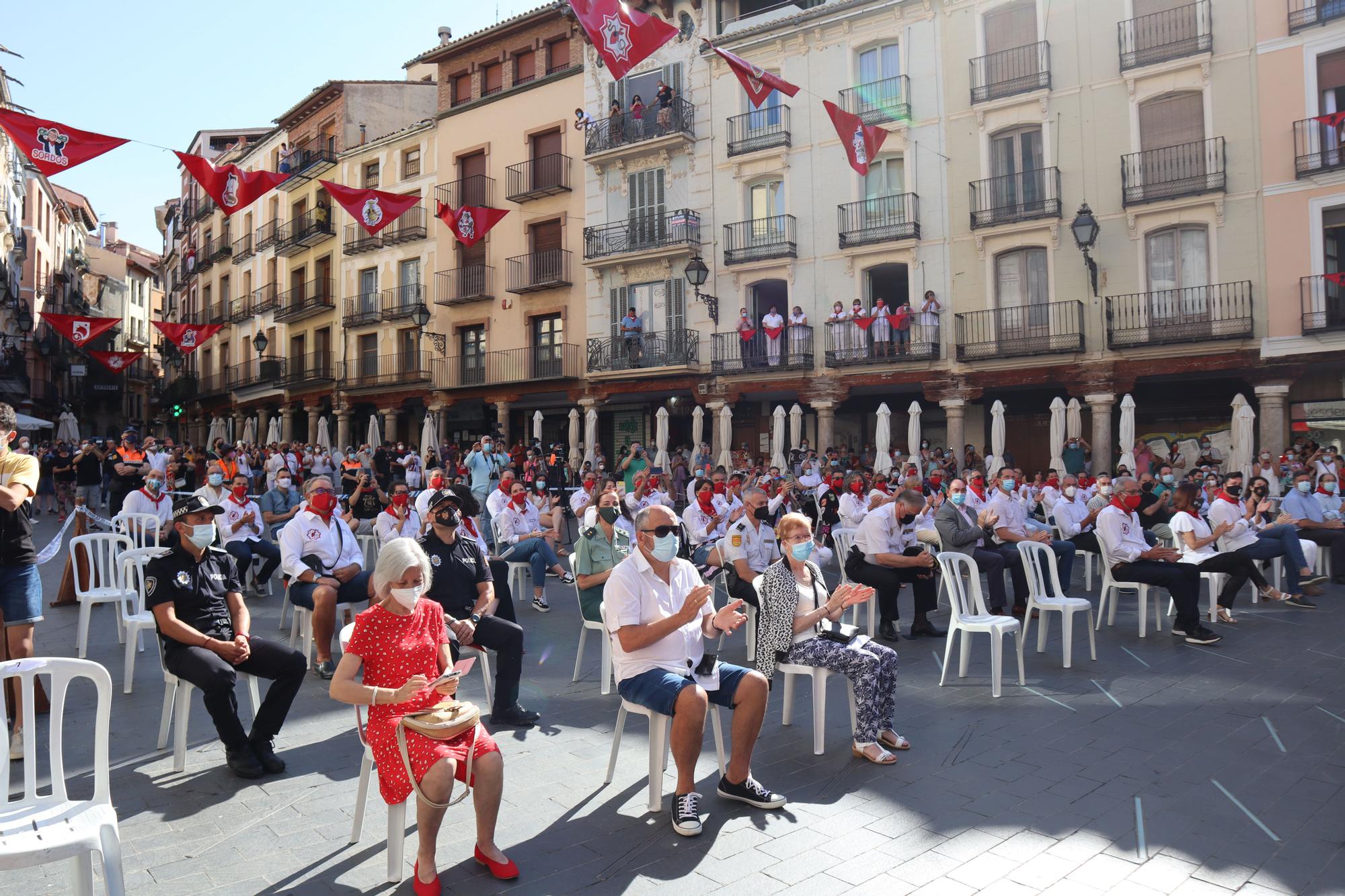 FOTOGALERÍA | La Peña El Agüelo sube en grúa para colocar el pañuelo al Torico de Teruel, en el segundo año sin Fiestas del Ángel