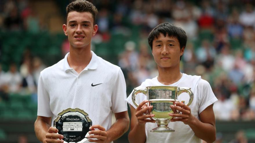 Gimeno y Mochizuki, con los trofeos.