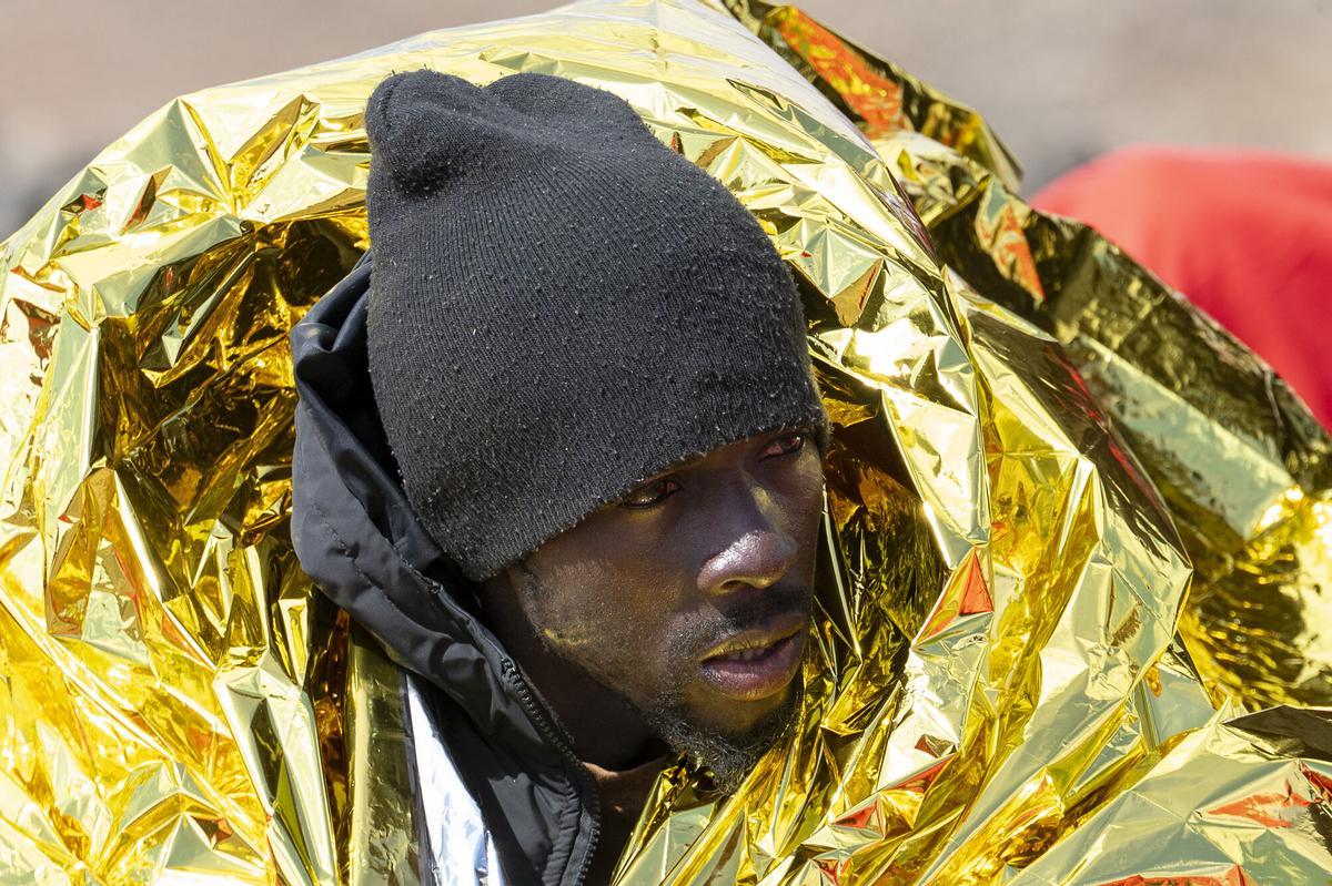 Una neumática con unos 50 migrantes llega a la costa de Teguise (Lanzarote) Una neumática con unos 50 migrantes llega a la costa de Teguise (Lanzarote)