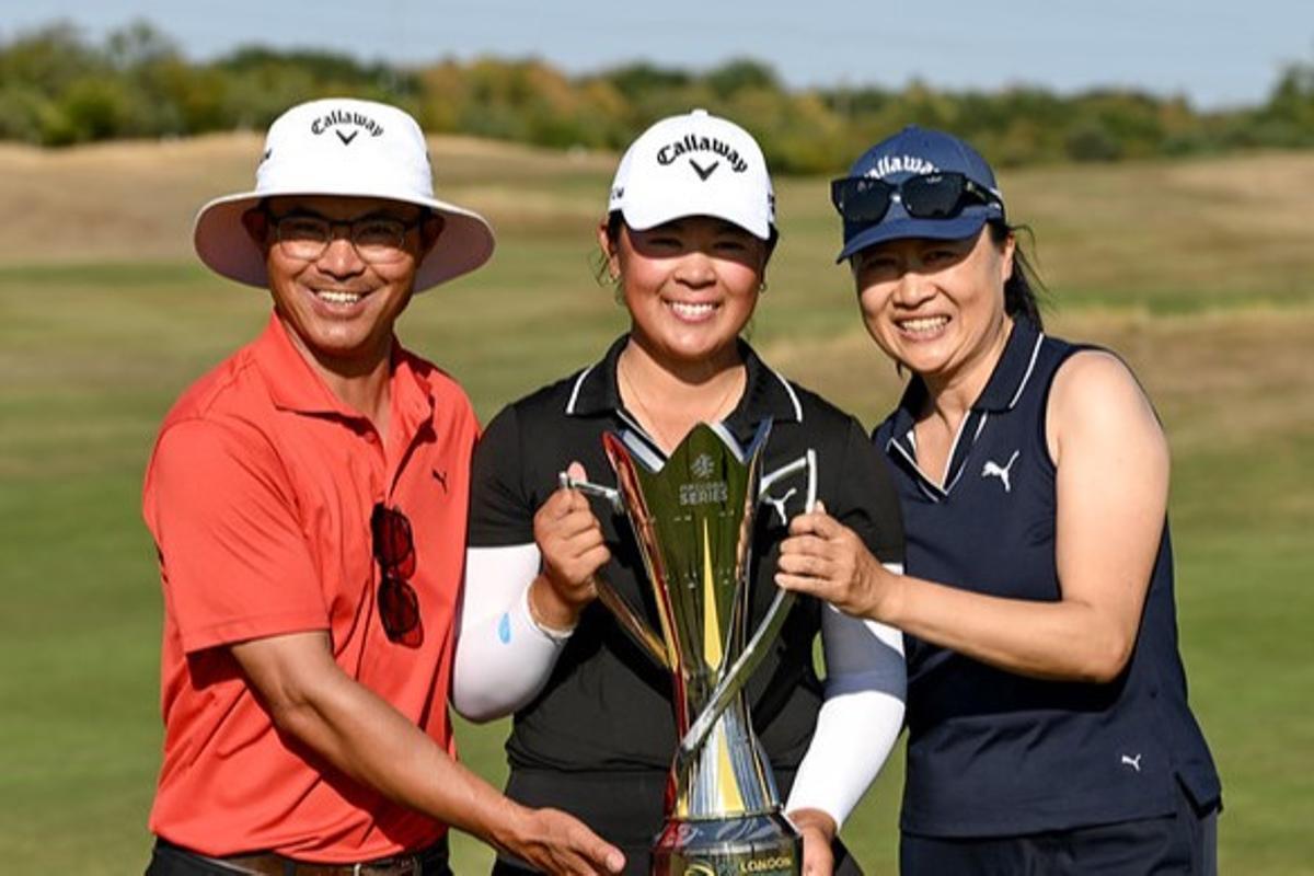 Huang celebra la victoria con sus padres en Golf Centurion, la cuarta de la temporada