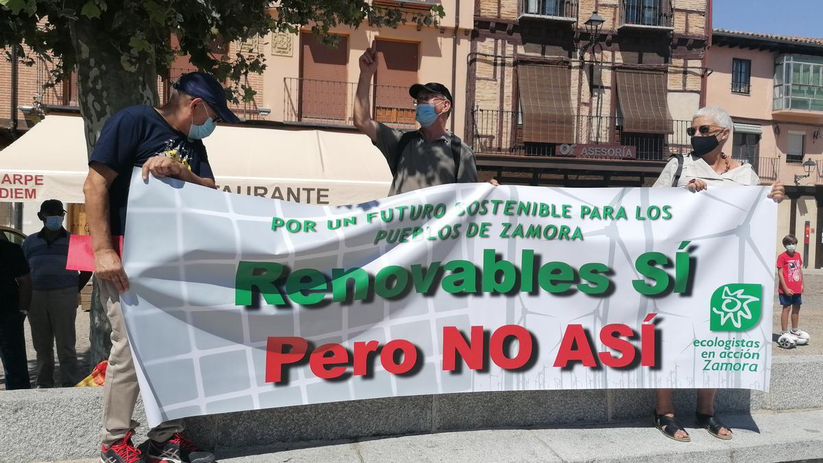 Miembros del colectivo Ecologistas en Acción portan una pancarta durante la concentración