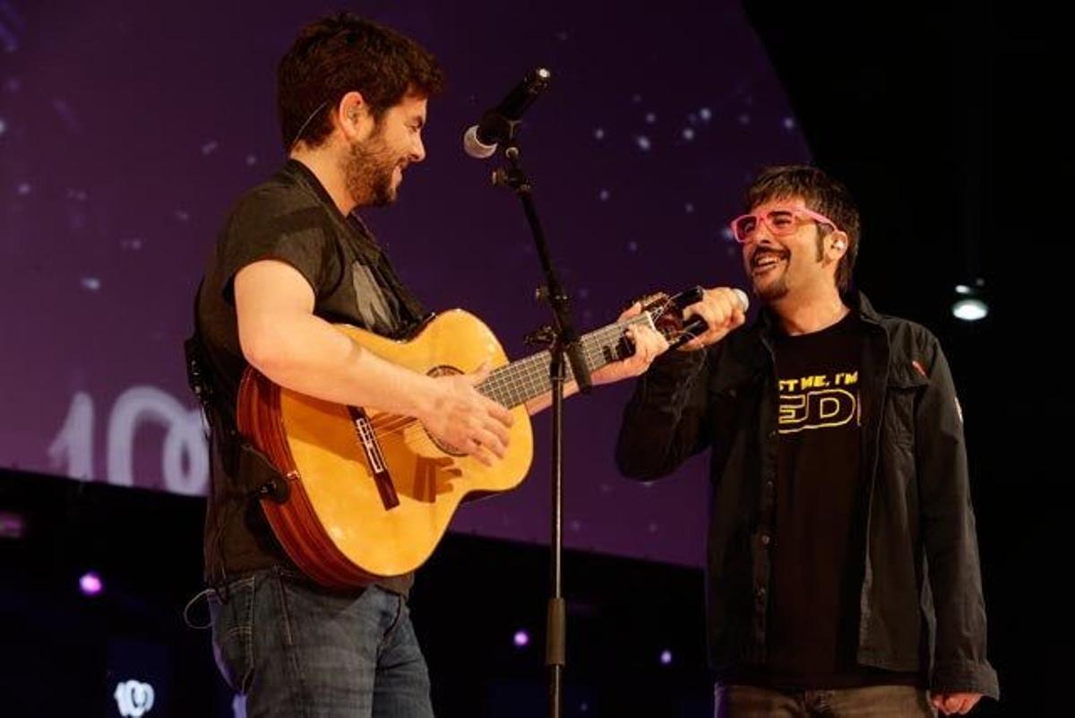 Estopa durante su actuación en la noche de la Cadena 100.