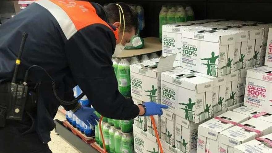 Un voluntario de Protección Civil haciendo la compra para un vecino.