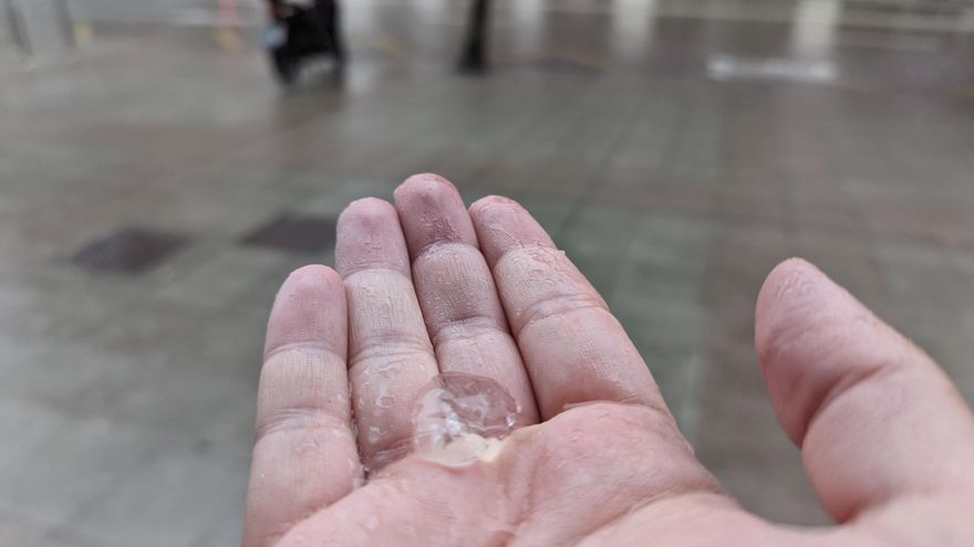 La tromba de agua deja calles anegadas y tira un muro en una calle del Naranco