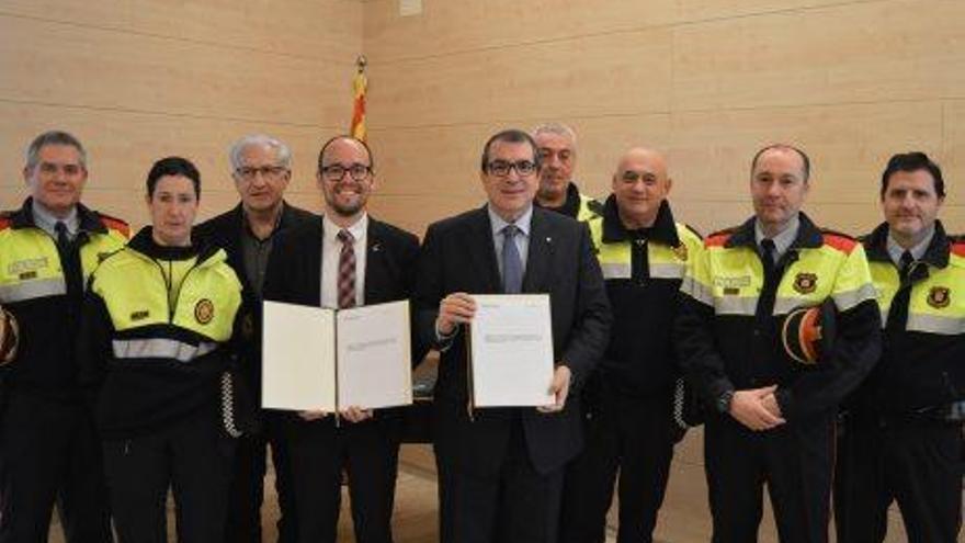 El conseller Jané al centre amb agents locals, mossos i dirigents, ahir