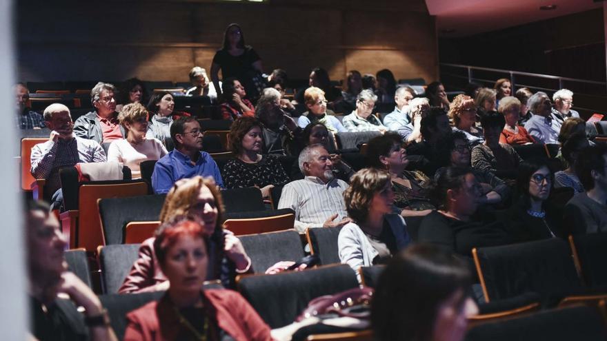 Asistentes a una de las proyecciones del Cine Club Bueu en el Centro Social do Mar.   | // ALBA SOTELO