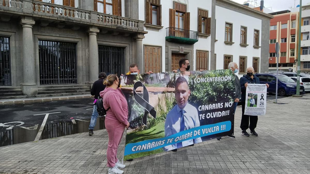 Concentración para pedir que se reanude la búsqueda de Manolín y el resto de desaparecidos del Villa Pintatxo