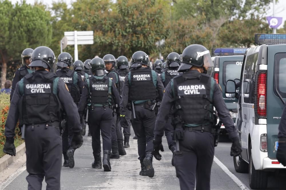 Guàrdia Civil i Policia Nacional desallotgen amb violència col·legis electorals gironins