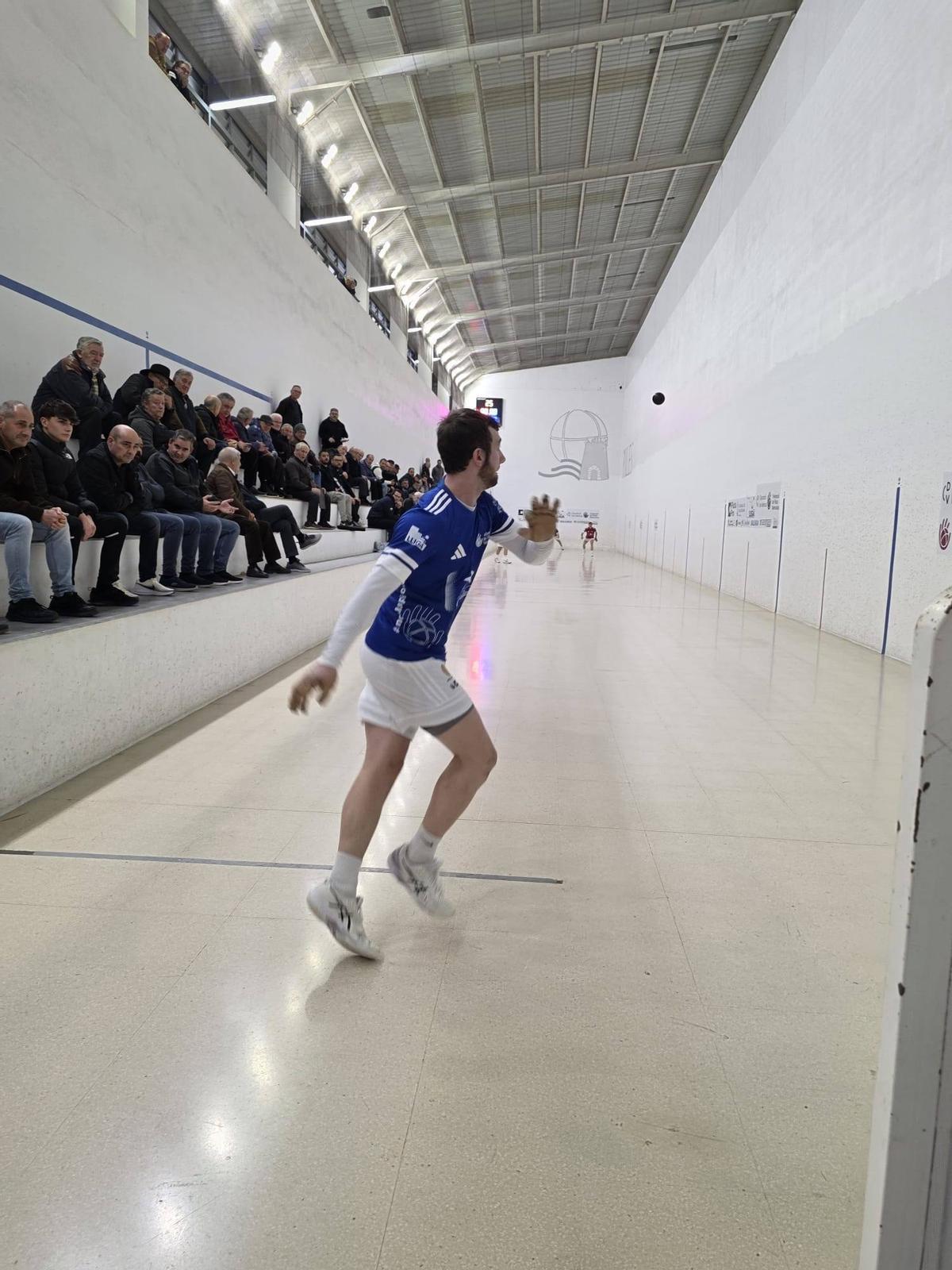 Montaner, al dau, en la partida inaugural de la Lliga disputada a Piles divendres