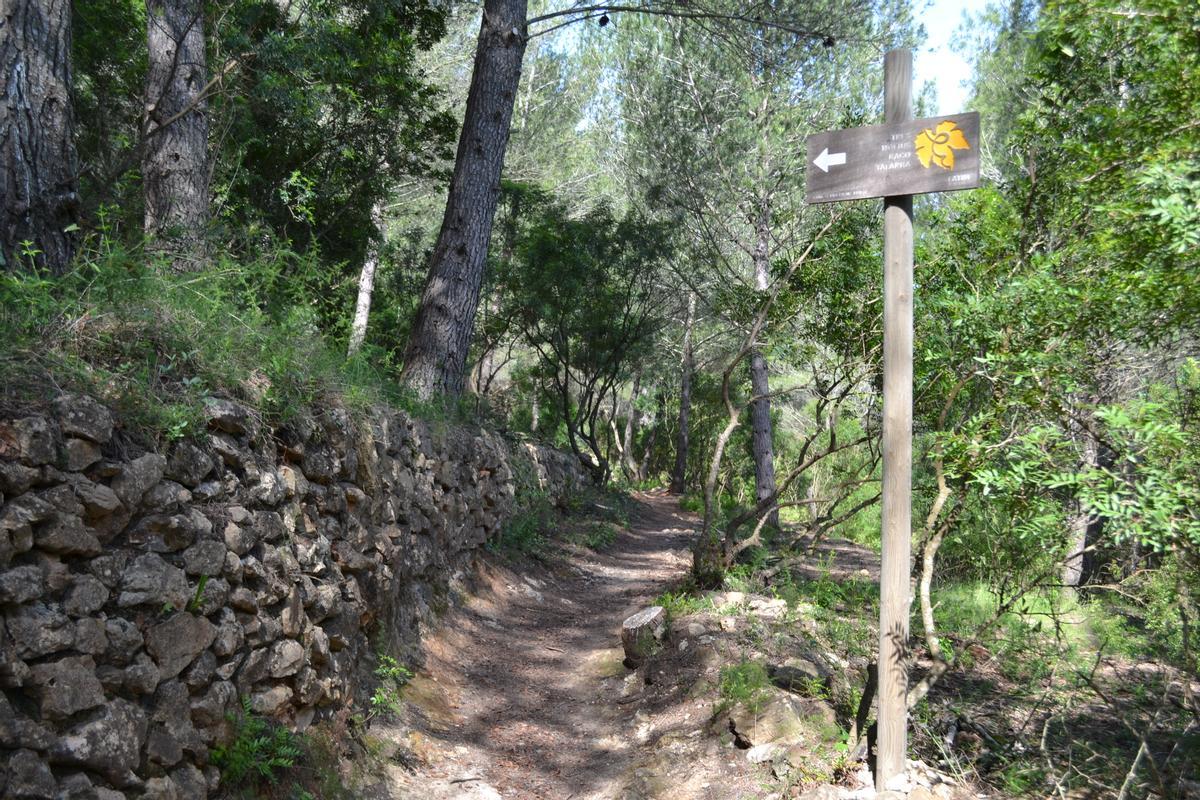 Una senda tradicional que bordea un muro de &quot;pedra seca&quot;