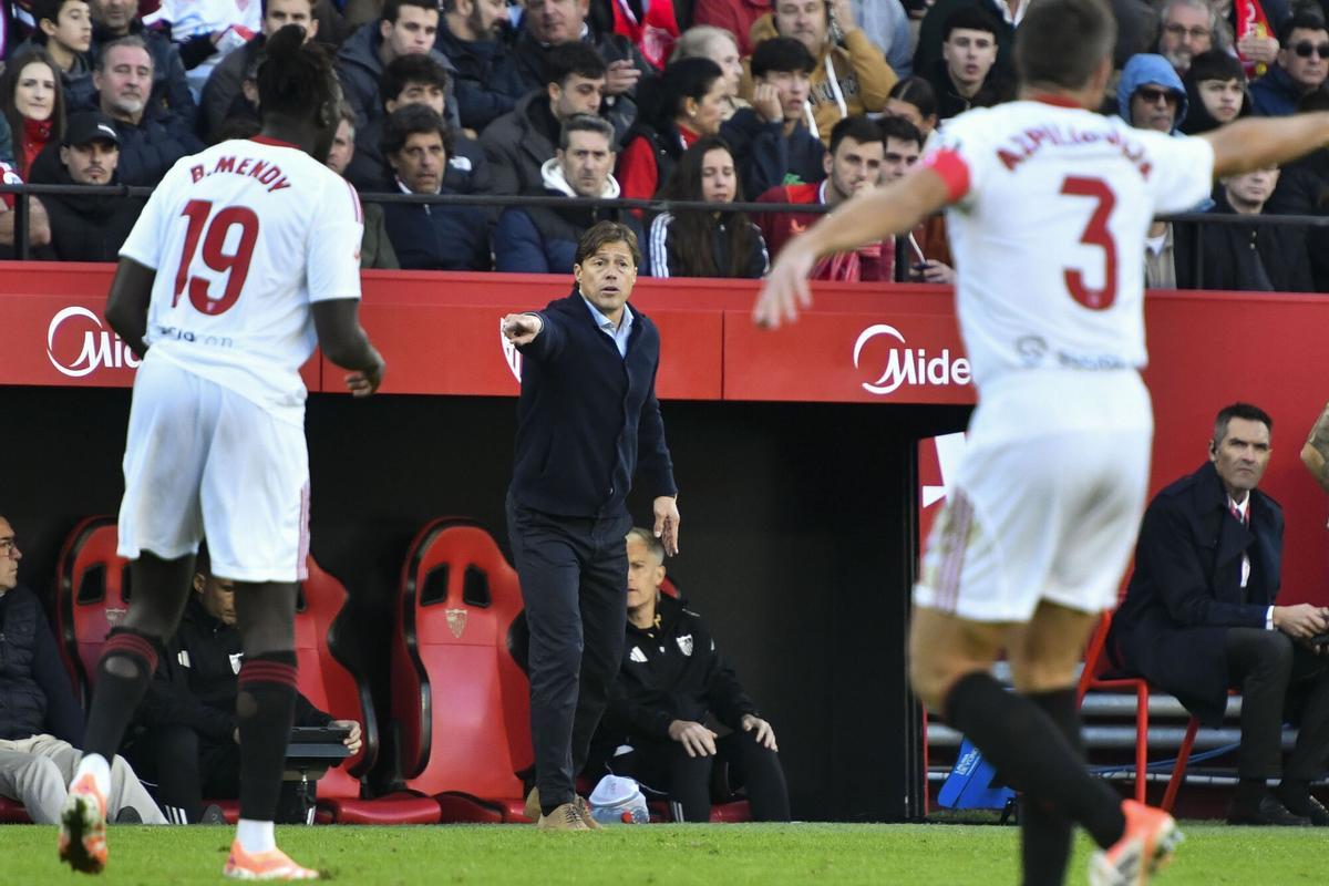 El entrenador del Sevilla, Matías Almeyda (c), Batista Mendy (i) y César Azpilicueta (d).