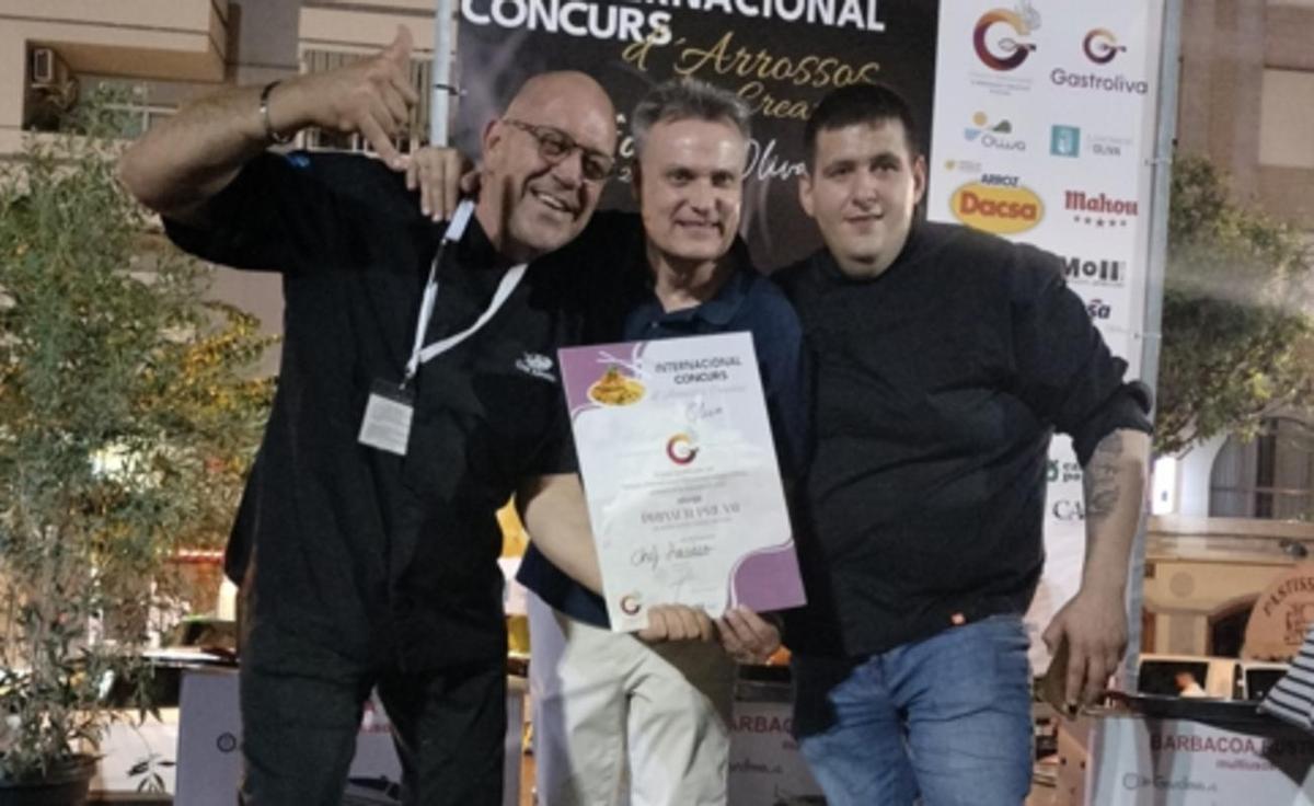 El chef Amadeo Faus y su equipo posan con el primer premio en Oliva