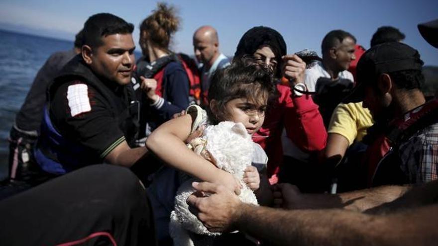 Cuatro niños refugiados desaparecen tras hundirse su barco en Samos