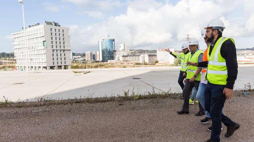 El concejal de Rexeneración Urbana, Xiao Varela, en primer plano, en una visita a las obras del ofimático.