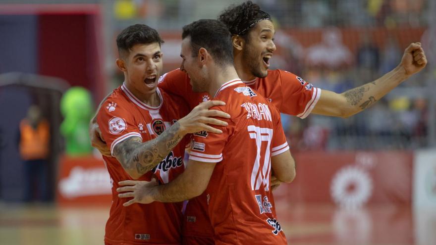 Darío Gil, Juanan y Lucäo, celebrando un gol. | LOYOLA PÉREZ DE VILLEGAS