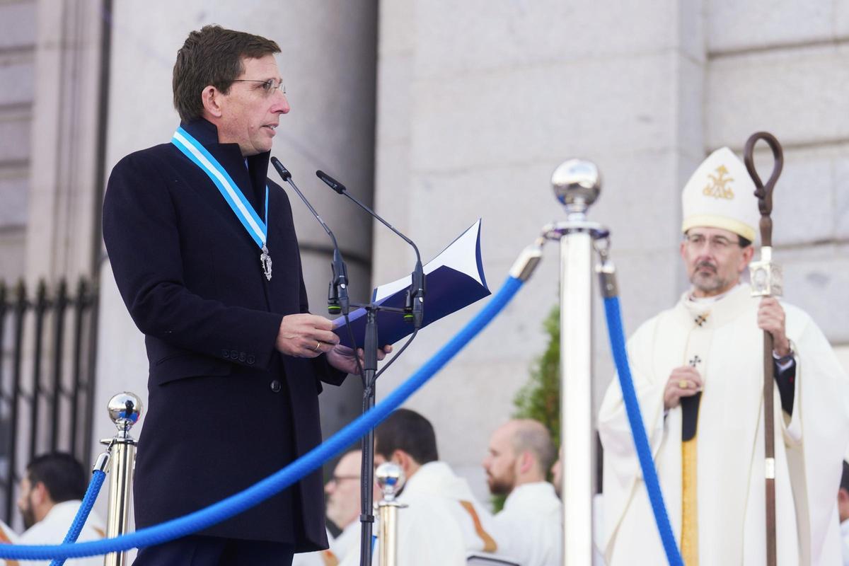 El alcalde de Madrid José Luis Martínez-Almeida (i), durante la eucaristía por la festividad de la Virgen de la Almudena, patrona de Madrid, presidida por el cardenal José Cobo.